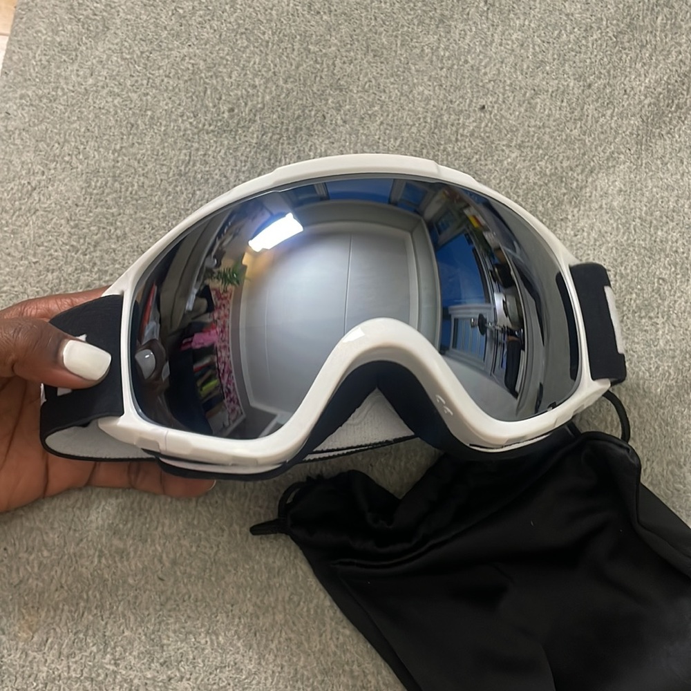 - WHITE WOMAN’S SNOW MOBILE SKI SNOWBOARDING SNOW ACTIVITIES GOOGLES *NEW